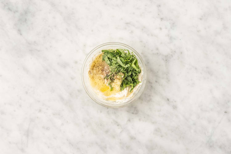 Préparer le pesto au tahini