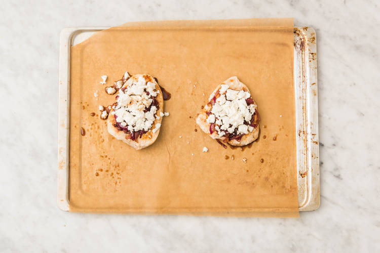 Caramellare le cipolle e farcire il pollo