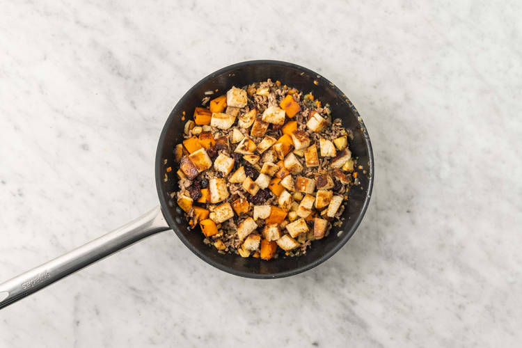 Assembler la farce aux pommes et à la dinde