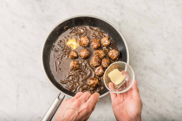 Zwiebelsauce zubereiten