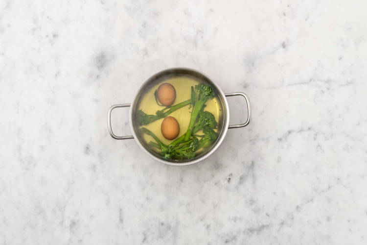 Cuire le broccolini et les œufs