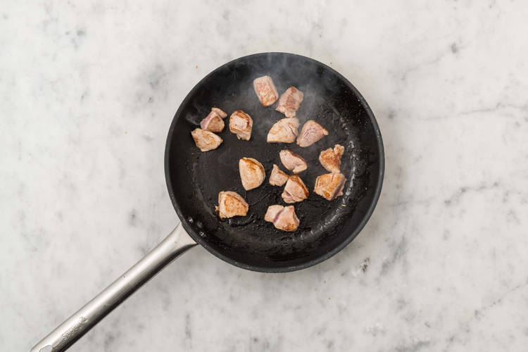 Cuire les dés de filet de porc
