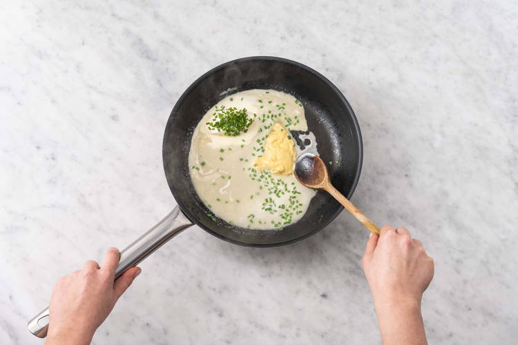 Préparer la sauce à la ciboulette