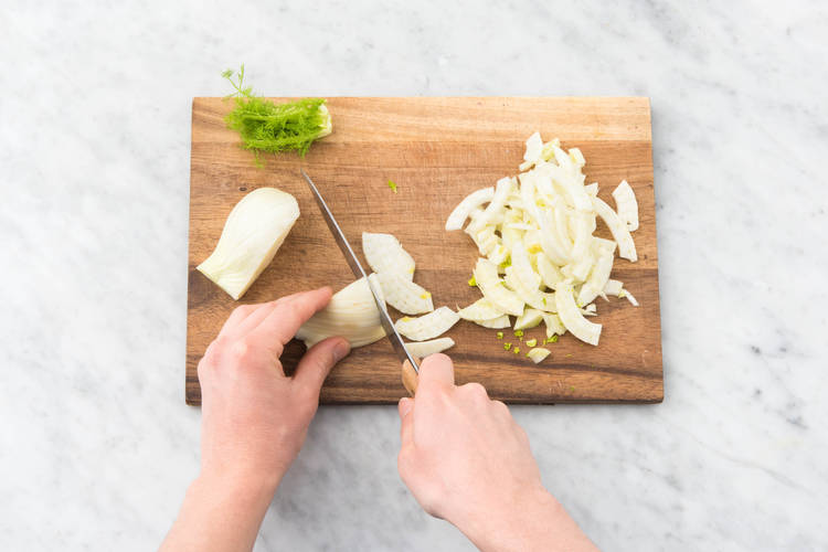 Couper et cuire le fenouil