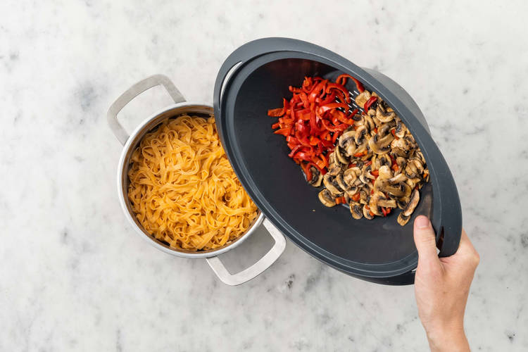 Nudeln garen & fertigstellen