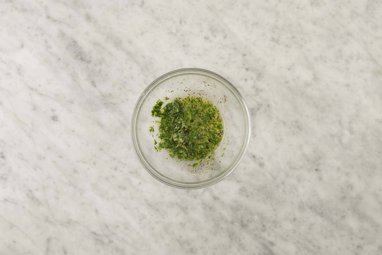 Préparer la salade et faire la vinaigrette