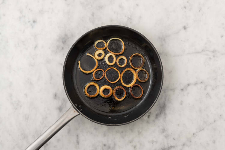 Zwiebelringe braten