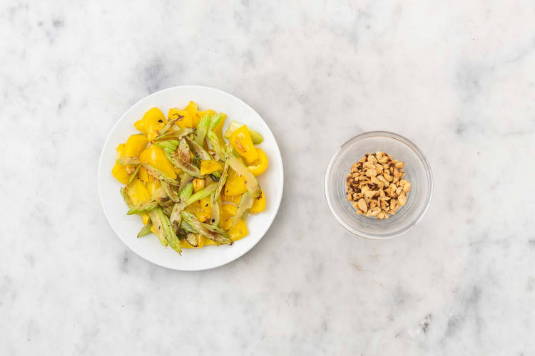 Faire griller les arachides et cuire les légumes