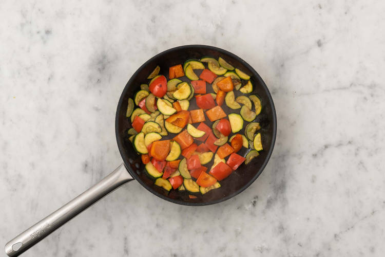 Faire cuire les légumes et préparer la sauce