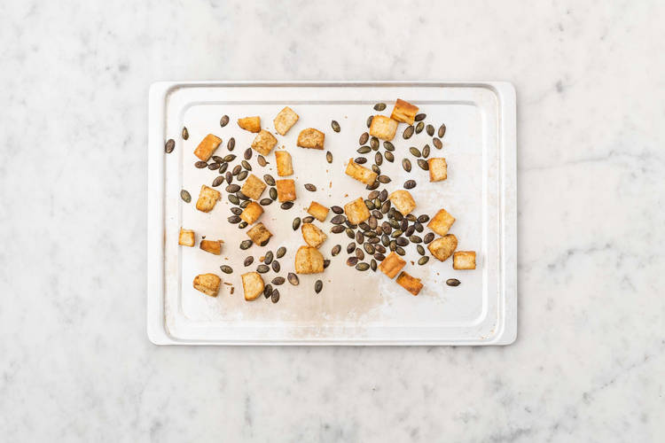 Préparer les croûtons et faire griller les graines de citrouille