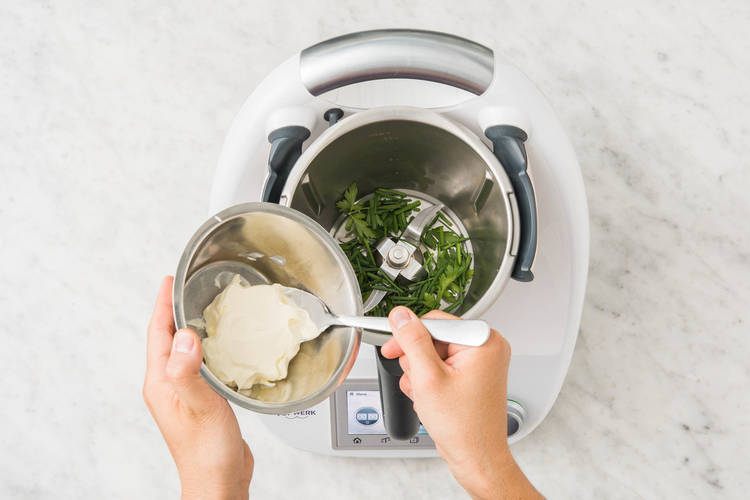 Kräuter Crème fraîche zubereiten