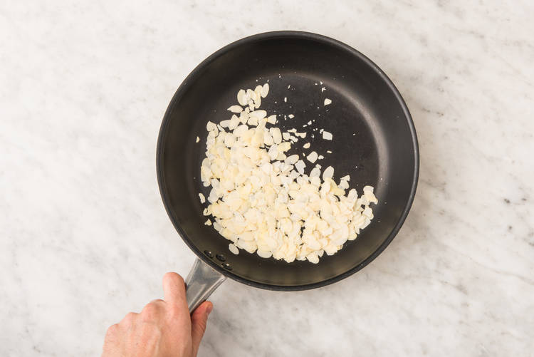 Faire griller les amandes et préparer