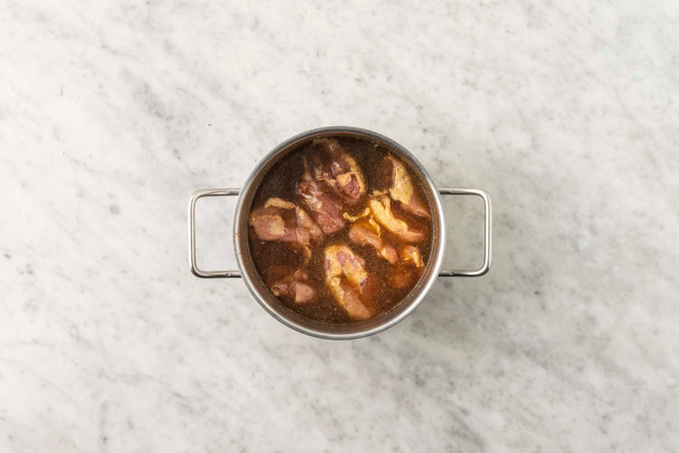 Faire pocher le poulet