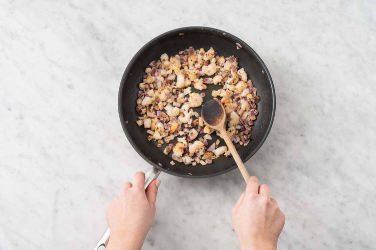 Steg rejer og rødløg