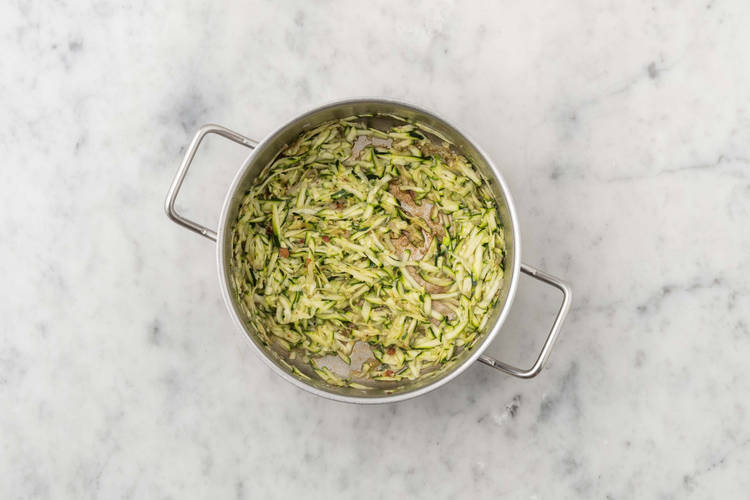 Cuocere gli gnocchi e le zucchine