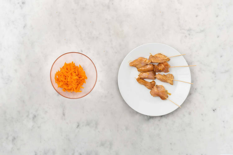 Enfiler le poulet sur les pics à brochette