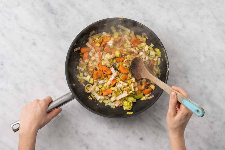 Cuire le riz et les légumes