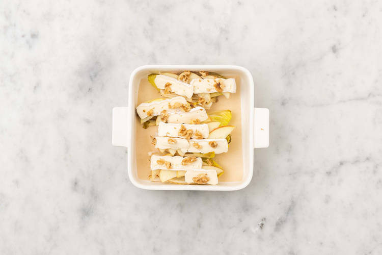 Couper le brie et la pomme