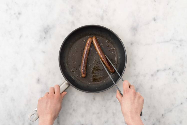 Faire rôtir le poulet et cuire les merguez