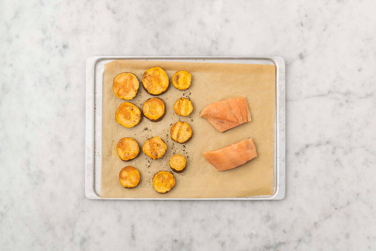 Gemüse und Fisch backen