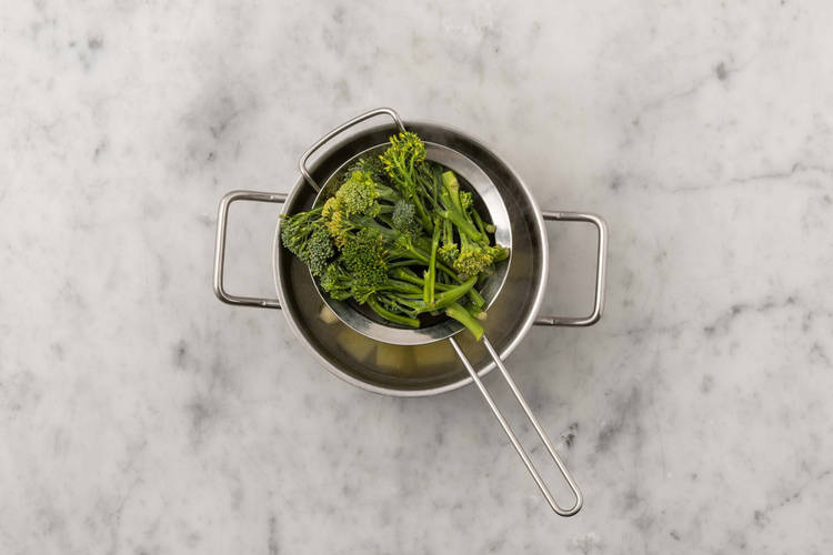 Kartoffeln und Broccolini garen