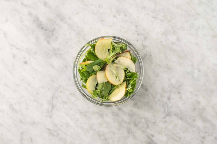 Gör äppelsallad