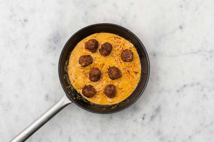 Tillsätt köttbullar