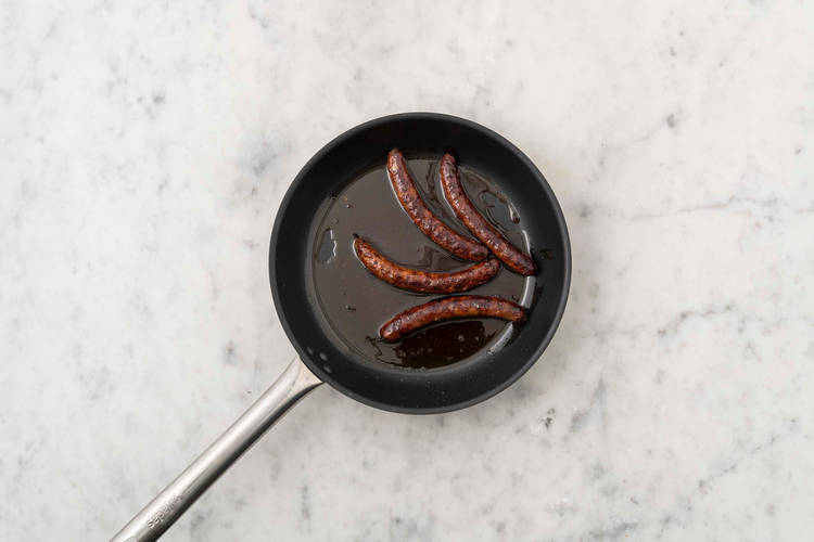 Cuire la semoule et les merguez