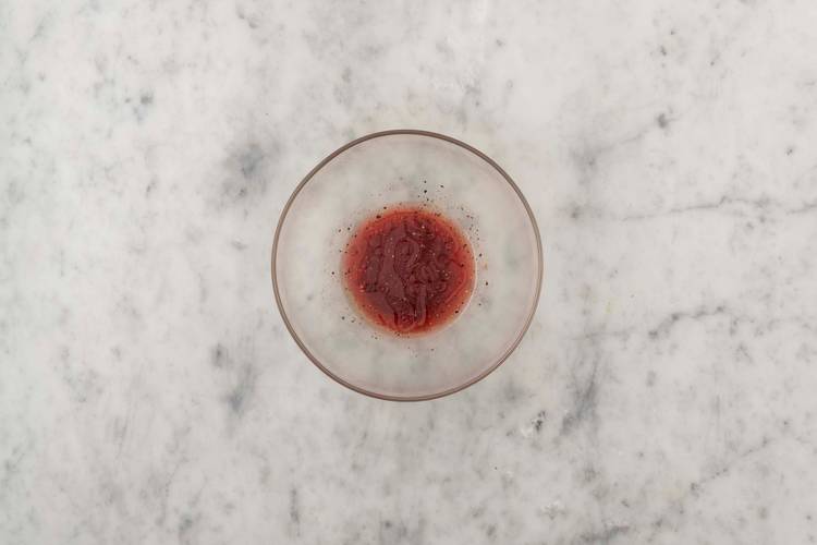 Préparer la vinaigrette et cuire la pomme