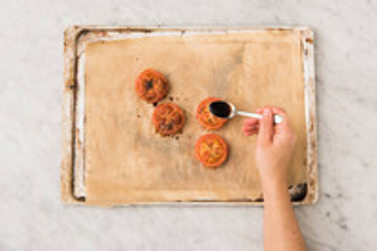 Couper et rôtir la tomate