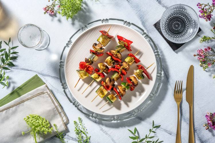 Groentespiesjes van courgette, puntpaprika en champignons, met pestodressing