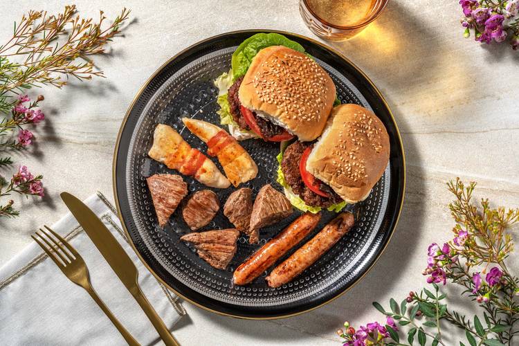 Vlees- en gevogeltekwartet met kip in spek, biefstukpuntjes, gekruide kipworstjes  en wildzwijnburgers met uienchutney