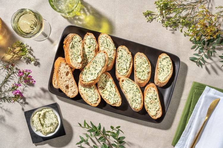 Zelfgemaakte kruidenboter met een baguette
