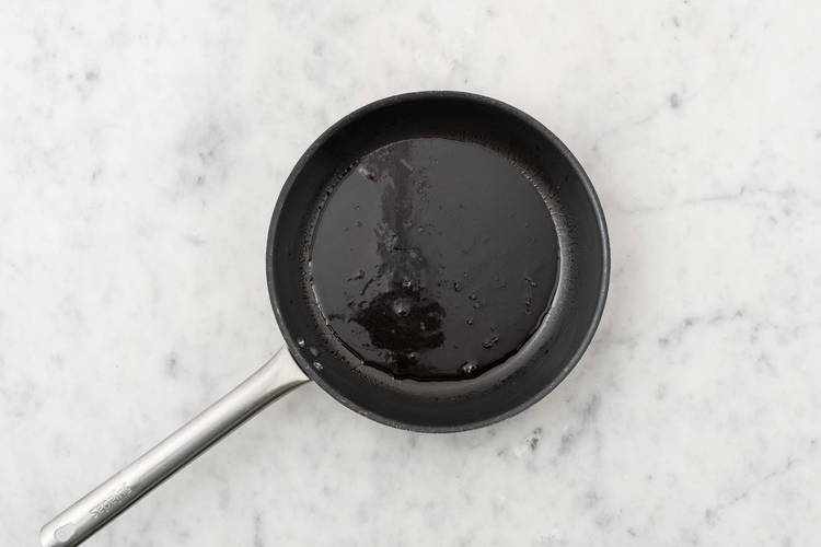 Faire le glaçage miel et ail