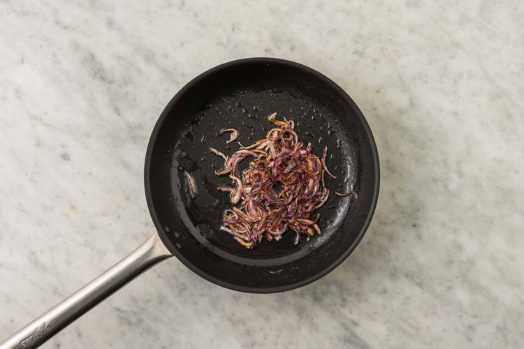 Rode ui en knoflook fruiten