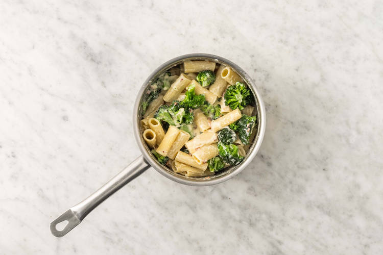 Bland pasta og ostesaus
