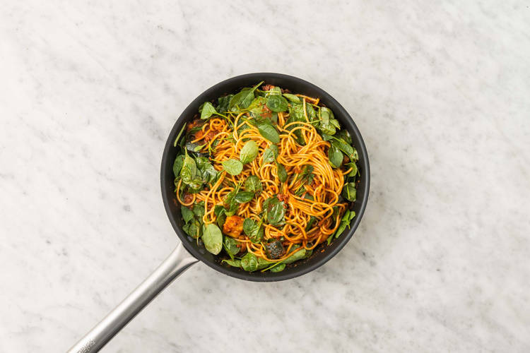 Tilsæt pasta og bacon