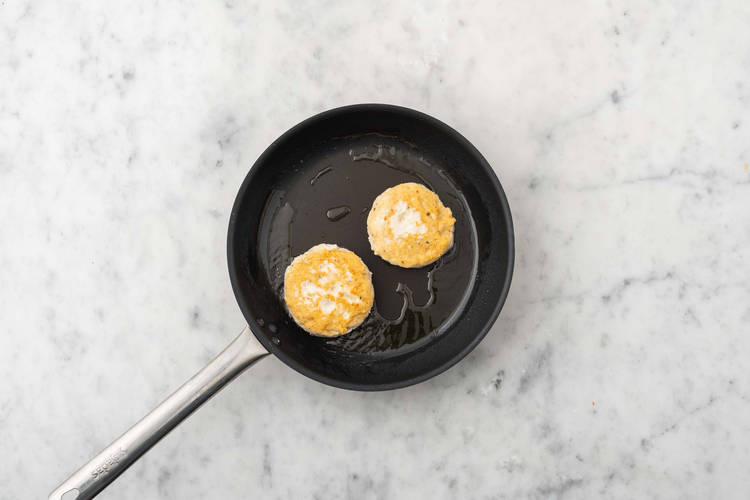 Cuocere gli hamburger e tostare il pane