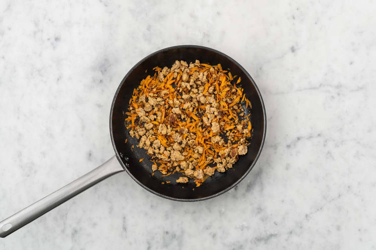 Faire cuire le porc et les carottes