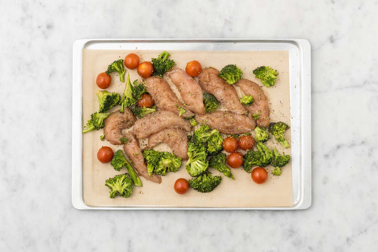 Assaisonner le poulet et les légumes