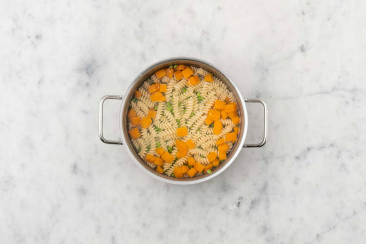 Faire cuire les pâtes et les légumes