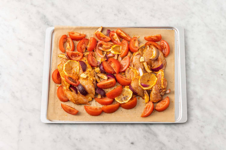 Cuocere le patate e il pollo