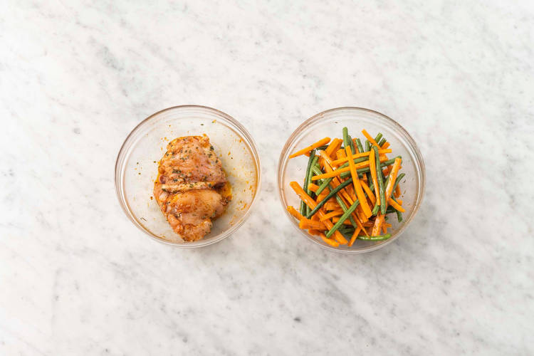 Marinare il pollo e condire le verdure