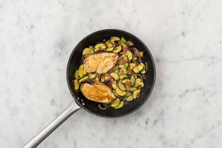 Kip en courgette bakken