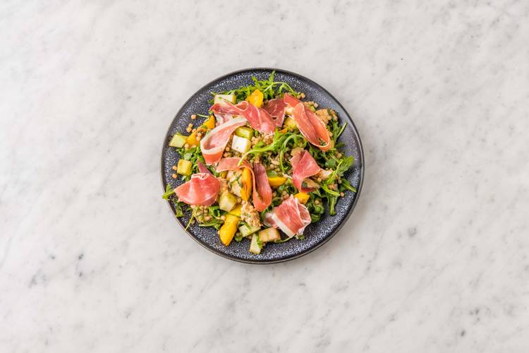 Salade mengen en serveren