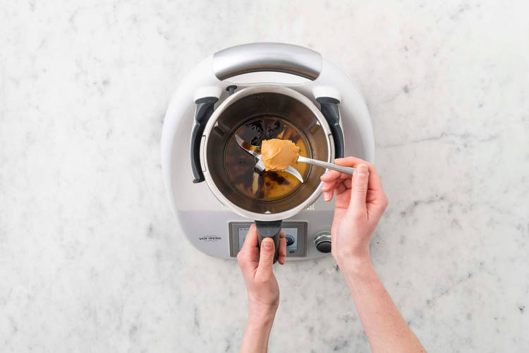 Soße und Spargel vorbereiten