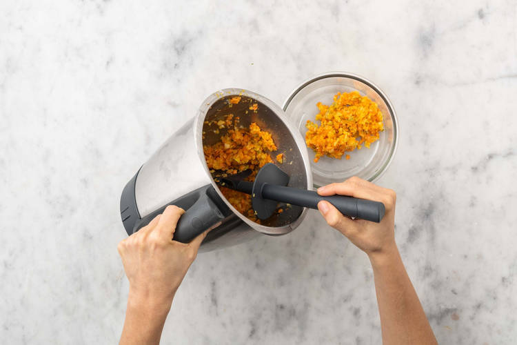 Schmand & Karotten-Birnen-Salat zubereiten