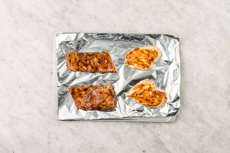 Faire cuire les côtes levées et le poulet