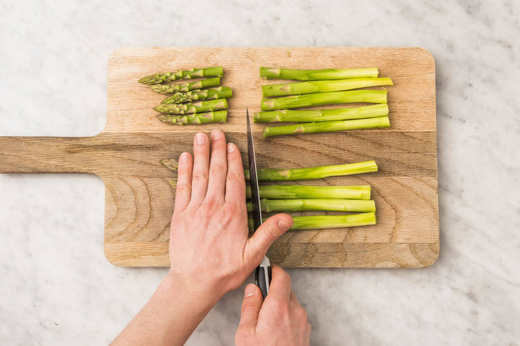 Spargel schälen