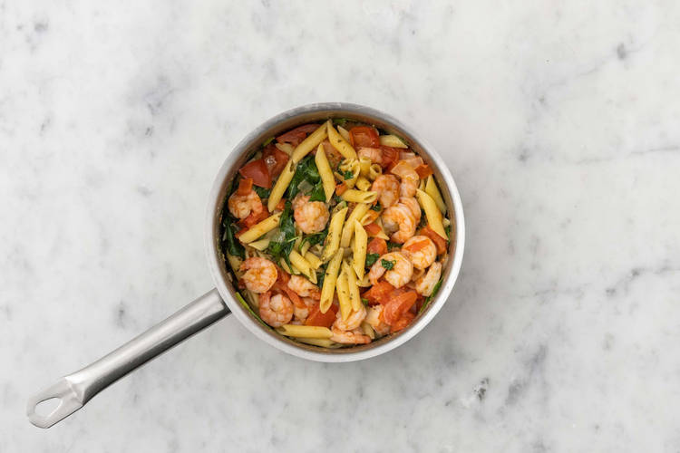 Terminer les pennes aux crevettes et au pesto